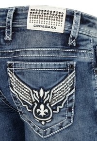 Dunkelblaue Jeans aus Denim mit dekorativem Flügelmotiv und Metallnieten auf der Gesäßtasche. CIPO & BAXX Label mit Nieten am Bund.