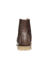 Stivale alla caviglia in pelle marrone con finitura testurizzata, punta rotonda e suola in gomma chiara. Presenta un design laterale sottile e un accessorio metallico.