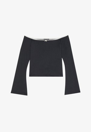 Czarny, odkryty ramion crop top z długimi, dzwonowymi rękawami, gładką teksturą i białym wykończeniem wokół dekoltu. Z tyłu znajduje się ozdobny detal w postaci węzła.