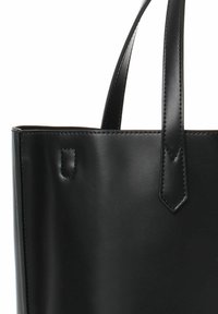 Zwarte leren tote bag met twee stevige handvatten. Kenmerkt zich door een gladde textuur en gestikte randen, met een minimalistisch ontwerp en geen zichtbare hardware.