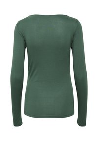 Grøn langærmet skjorte med en glat tekstur, rund halsudskæring og tætsiddende design, uden synlige metaldele eller mønstre.