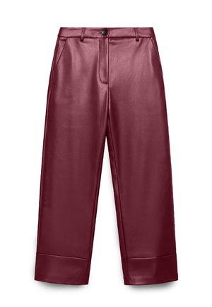 Pantaloni in pelle bordeaux a vita alta con bottone frontale, passanti per cintura, tasche laterali e ampi polsini alle caviglie.