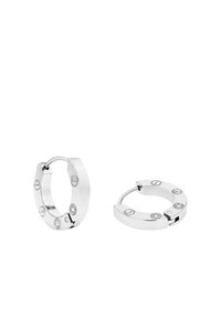 Orecchini a cerchio in argento con un design circolare elegante. Presentano piccoli accenti rotondi e una chiusura a cerniera per una facile indossabilità. Finitura liscia e lucida.