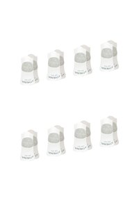 Ensemble de huit paires de chaussettes de cheville blanches avec des accents gris au niveau des orteils et du talon. Chaque chaussette arbore une étiquette indiquant "39-42" sur le côté.