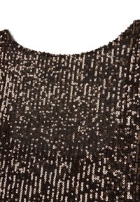 Tessuto nero adornato con paillettes dorate e argentate, creando un motivo testurizzato. Design con scollo rotondo e accenti lucidi e riflettenti.