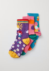 Drei Paar bunte Baumwollsocken: lila mit Pilzen und Blumen, rosa mit Kreisen und türkis mit floralem Muster.