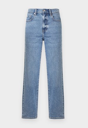 Hellblaue Denim-Jeans mit geradem Schnitt, hoher Taille und verstreuten silbernen Nieten als dekoratives Detail.