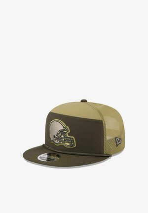 Braune Mesh- und Stoffkappe mit flachem Schirm, die auf der Vorderseite ein gesticktes Football-Helm-Logo in Gelb und Weiß aufweist.