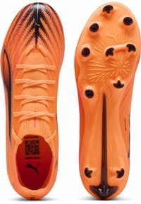 Scarpette da calcio arancioni con una tomaia testurizzata, accenti neri e sei tacchetti neri sulla suola. Presentano lacci e un codice QR all'interno.