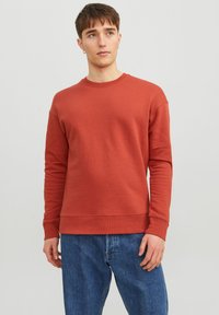 JJESTAR CREW NECK - Sweatshirt - cinnabar