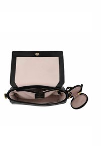 Borsa a mano nera strutturata con un esterno liscio, accessori dorati, una fodera interna di colore rosa pallido e una borsetta rotonda porta-monete estraibile.