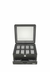 Boîte à bijoux en cuir noir avec un couvercle en verre, comprenant dix emplacements doublés de tissu gris et un tiroir en bas pour un rangement supplémentaire.
