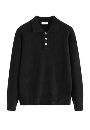 Pull polo en tricot noir avec un col court, patte de boutonnage à trois boutons, et des poignets et un ourlet côtelés. Texture douce, coupe décontractée.