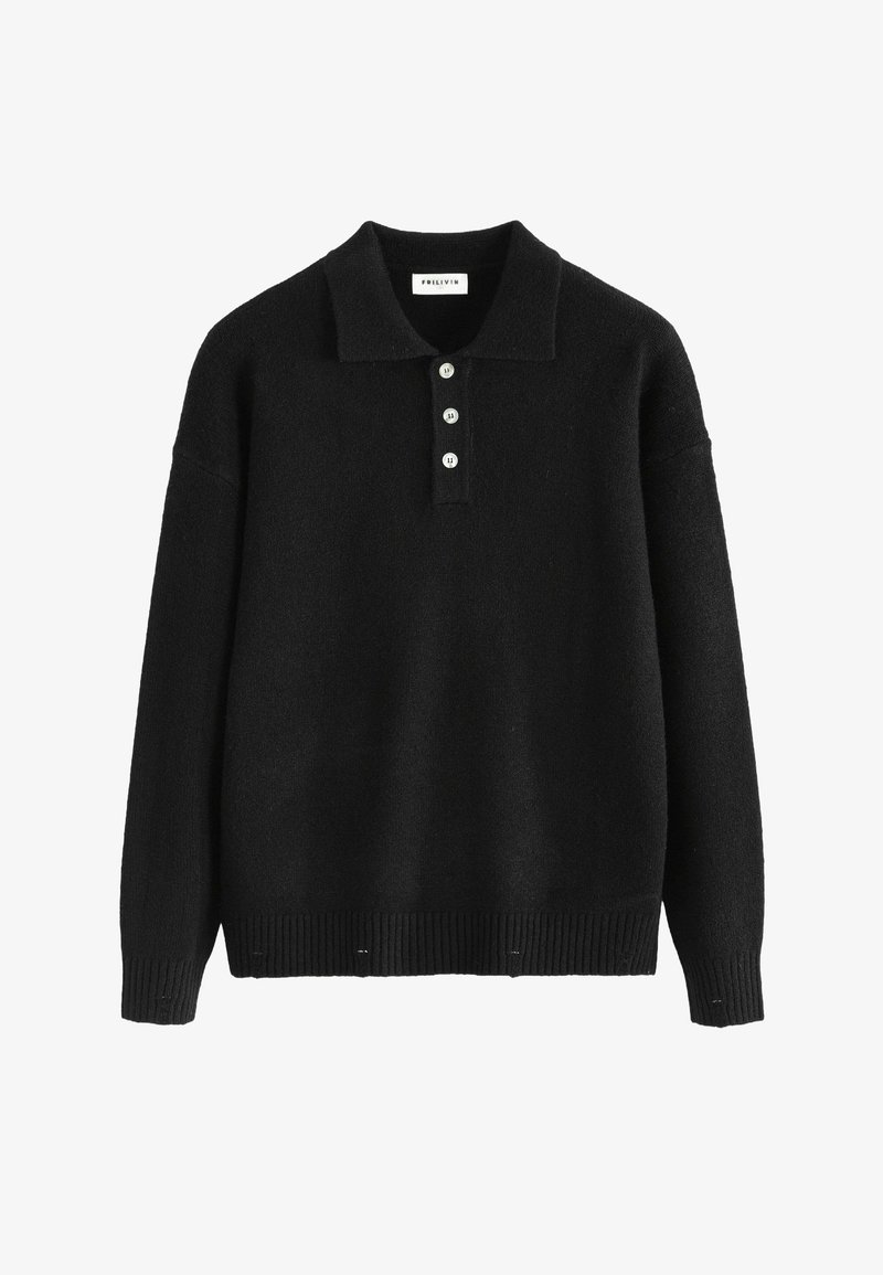 Pull polo en tricot noir avec un col court, patte de boutonnage à trois boutons, et des poignets et un ourlet côtelés. Texture douce, coupe décontractée.