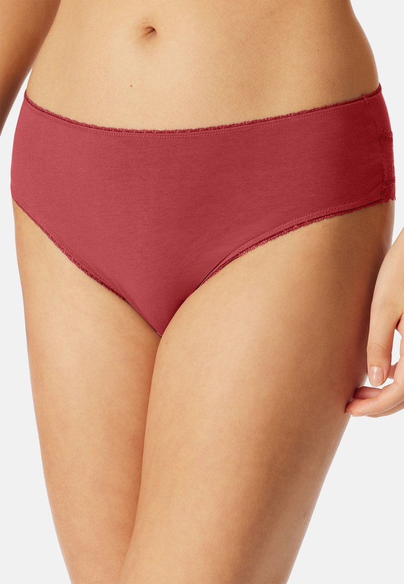 Rote Baumwoll-Hipster-Unterwäsche mit glatter Textur und zartem Spitzenbesatz entlang des Bunds und der Beinöffnungen.