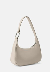 Borsa a tracolla in pelle beige con forma curva, cinturino singolo e apertura con zip caratterizzata da dettagli in metallo argentato.