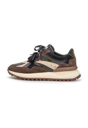 Low-Top-Sneaker mit gemischten braunen, beigen, schwarzen und grünen Paneelen, Schnürverschluss und einer strukturierten Gummisohle, von der Seite gezeigt.