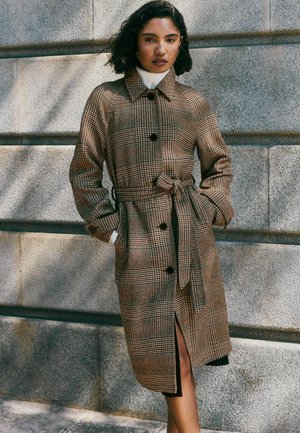 Friends Like These, MAXI LENGTH BELTED COAT - Ballonkabát - brown check print