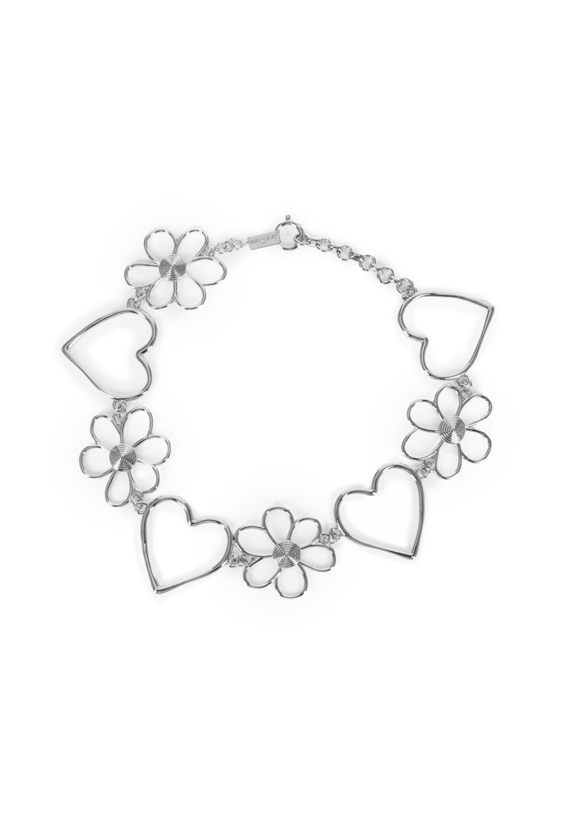 Sølvarmbånd med skiftende blomst- og hjerteformer i et huldesigne, med en poleret overflade og kædeledsforbindelse.