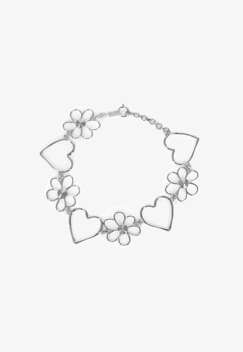Sølvarmbånd med skiftende blomst- og hjerteformer i et huldesigne, med en poleret overflade og kædeledsforbindelse.
