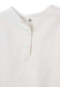 Camisa de algodón blanca con un escote redondeado, que presenta una tapeta con tres botones a presión blancos en la parte posterior y una textura suave.