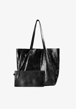 Bolso tote negro de cuero con textura suave y brillante, que cuenta con dos asas resistentes y un bolso con cremallera desmontable.