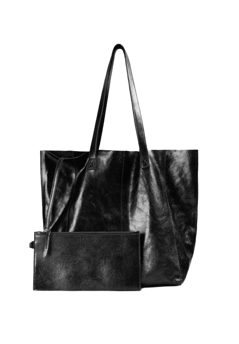 Bolso tote negro de cuero con textura suave y brillante, que cuenta con dos asas resistentes y un bolso con cremallera desmontable.