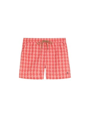 Pantalones cortos de baño rosa coral con patrón de diamante, cintura elástica, cordón marrón, bolsillos laterales y pequeño logo en la parte inferior de la pierna izquierda.