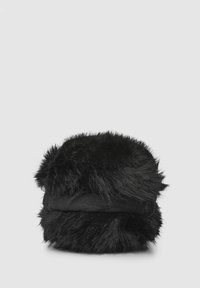 Cappello in finta pelliccia nera con una texture morbida e soffice. Design rotondo e spesso con una fascia piegata e una pelliccia abbondante per garantire calore.