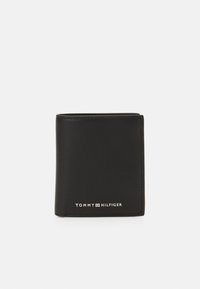 Crni kožni novčanik jednostavnog preklopnog dizajna. Sadrži urezani "TOMMY HILFIGER" logo u srebrnoj boji na dnu. Glatka tekstura, minimalistički stil.