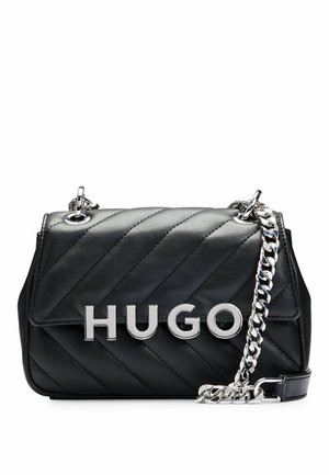 Zwarte doorgestikte leren handtas met zilveren kettingriem en grote zilveren letters die HUGO spellen op de voorflap.