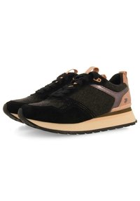 Baskets de sport noires en mélange de daim et de feutre. Elles présentent des accents en or rose, une semelle blanche épaisse et des détails texturés sur les côtés.