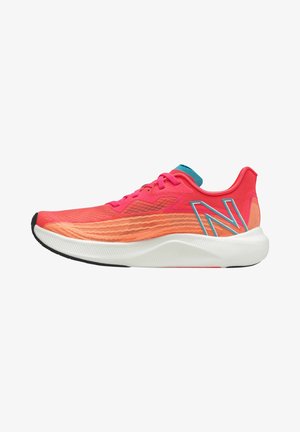 Chaussure de course athlétique rose vif et orange avec une semelle blanche et un grand logo "N" bleu sur le côté.
