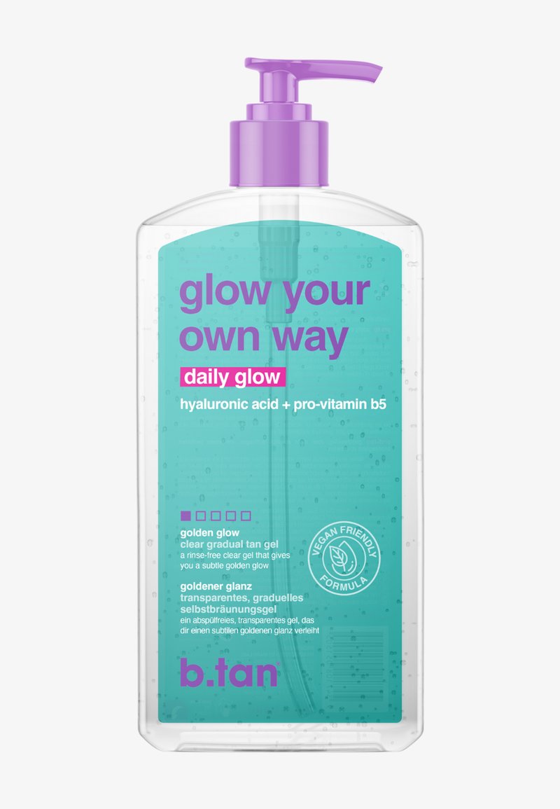 Klare Pumpflasche mit b.tan Daily Glow Sonnenfarbe-Gel, lila Pumpe und türkisfarbenem Etikett, das Hyaluronsäure und Pro-Vitamin B5 hervorhebt, vegane Formel.