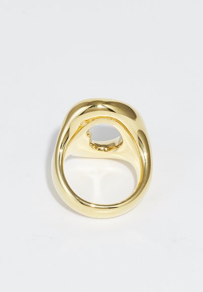 Guldring med en rundad, slät design, som har en ihålig mitt. Ytan är högglanspolerad med en reflekterande finish.