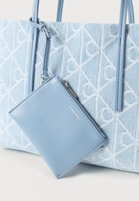Ανοιχτό μπλε τσάντα tote με υφασμάτινη υφή που διαθέτει διαμάντι μοτίβο; περιλαμβάνει μία ταιριαστή δερμάτινη πορτοφόλι με φερμουάρ.
