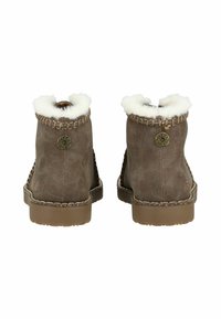 Hnědé kotníkové boty z texturované kůže, s bílým kožíškem uvnitř a ozdobným prošíváním. Mají malý kulatý kovový detail.
