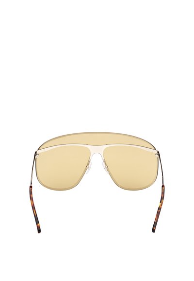 Sluneční brýle ve stylu aviátorů s velkými žlutými skleněnými čočkami, tenkým stříbrným kovovým rámem a koncovkami z želvovinového vzoru.