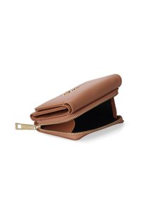 Tan leren portefeuille met een gladde textuur, ritssluiting en gouden hardware. Heeft een compact, opgevouwen ontwerp en een zwarte binnenvoering.