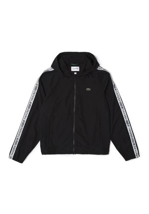Chaqueta con capucha negra con cremallera, con franjas laterales blancas, que presenta un pequeño logo en el pecho y una textura de tela ligera y suave.