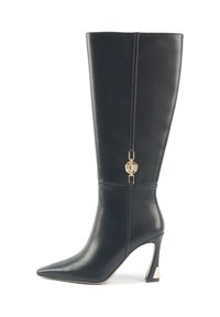 Cizme negre din piele până la genunchi, cu vârf ascu�țit, accent cu emblemă aurie și tocul stiletto cu detalii geometrice pe spate.