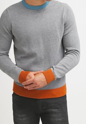 Grauer Strickpullover mit einem blauen Rundhalsausschnitt und orangefarbenen Rippbündchen an den Ärmeln und am Saum. Verfügt über lange Ärmel und eine normale Passform.