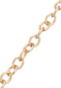 Collana d'oro con anelli circolari testurizzati collegati diagonalmente su uno sfondo bianco.