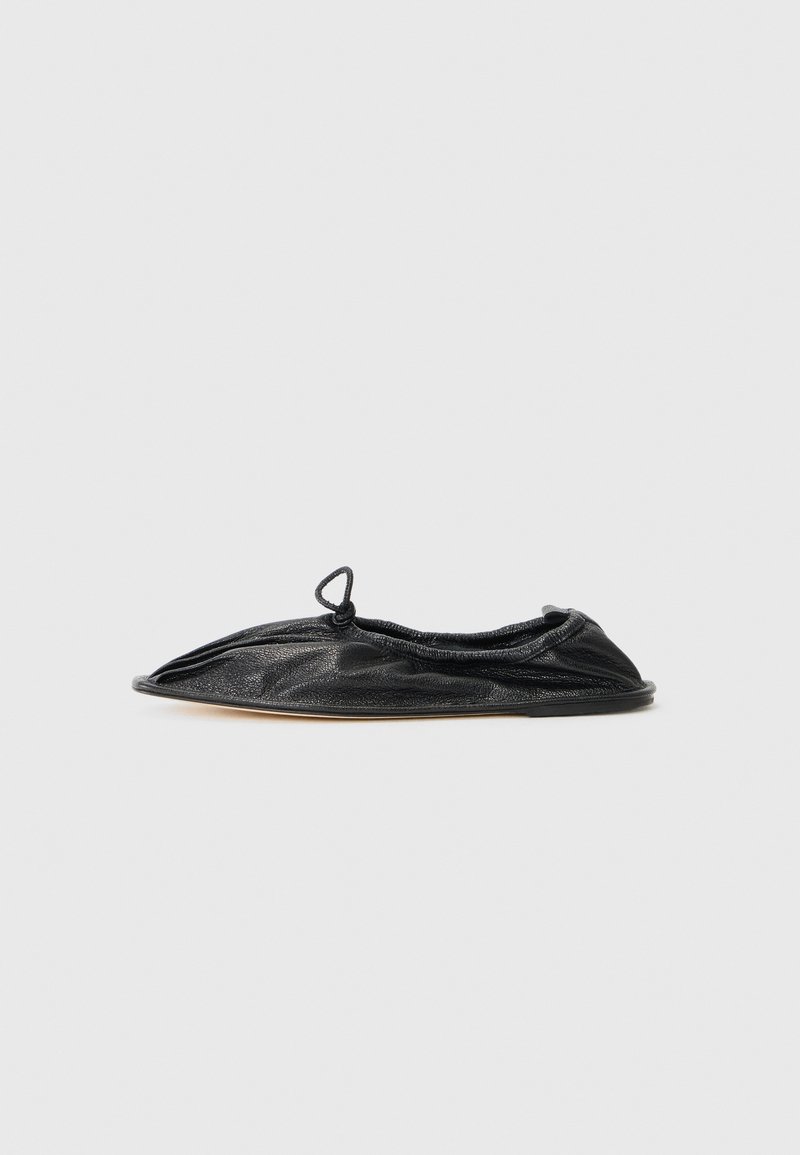 Chaussure noire en cuir à enfiler avec un bout rond, ouverture élastiquée froncée et texture subtile. Présente une semelle plate et un design minimaliste.