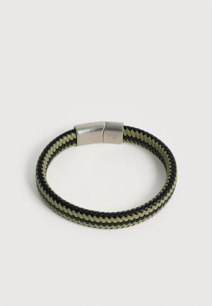 Braccialetto intrecciato nero e verde oliva con chiusura magnetica in argento, mostrato su uno sfondo bianco uniforme.