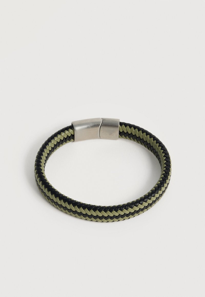 Πλεκτό βραχιόλι σε μαύρο και ελιά με ασημένιο μαγνητικό κούμπωμα, εμφανιζόμενο σε απλό λευκό φόντο.