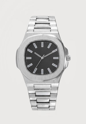 Sølvfarget metall armbåndsur med svart urskive, rektangulære timeindikatorer, tre visere som viser 10:10:35, og lenket armbånd.