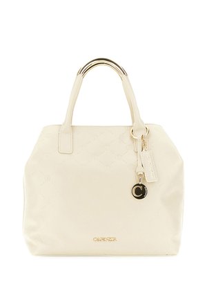 Krémová kabelka s embosovaným vzorem, zlaté rukojeti a přívěsek značky visící na jednom popruhu.