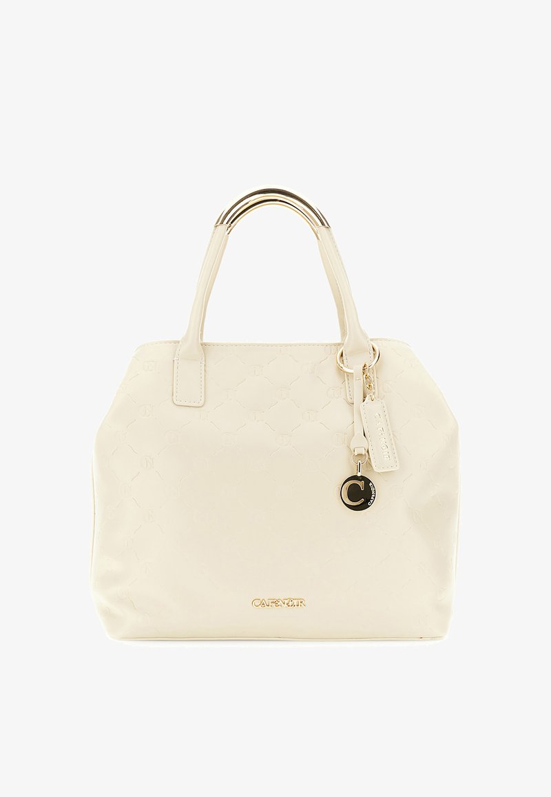Sac à main couleur crème avec un motif gaufré, des poignées en doré et un porte-clés de marque suspendu à l'une des sangles.
