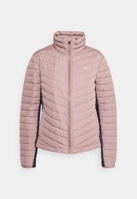 Różowa kurtka puchowa z wysokim kołnierzem, zamkiem błyskawicznym i granatowymi panelami po bokach. Charakteryzuje się pikowaną teksturą i subtelnym logo na lewej piersi.